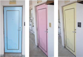 青、ピンク、薄黄色などカラフルなドア
